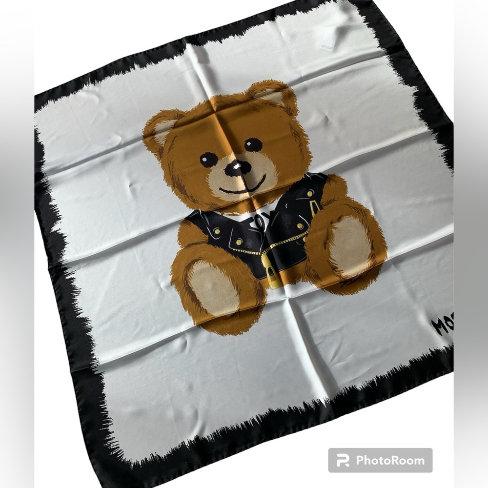 ❤️🧸❤️ MOSCHINO LARGE SQUARE SILK SCARF ❤️🧸❤️